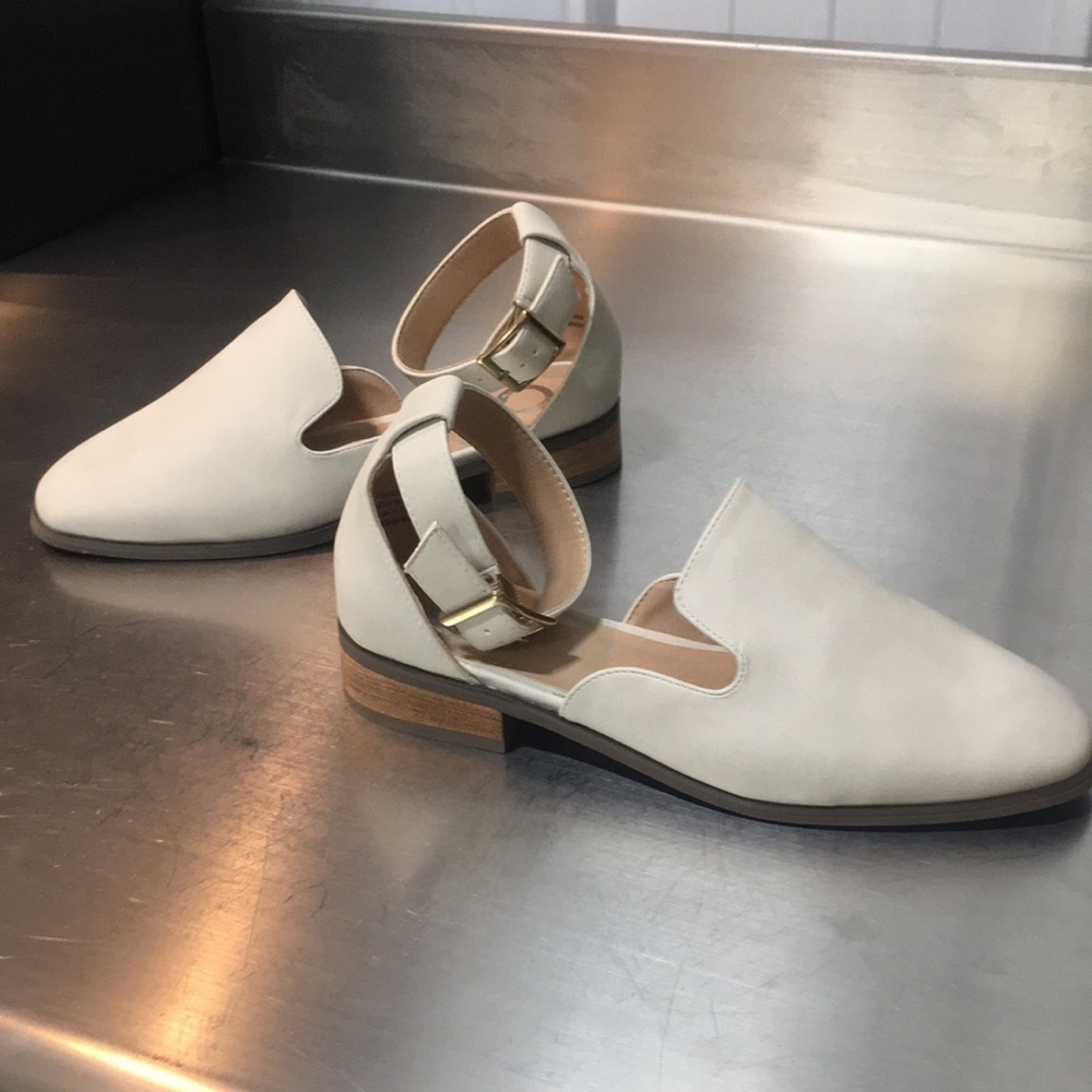 New WB Woman’s Journee Collection Elegant White‎ Women's Heeled flats